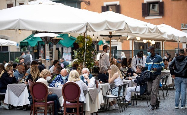 Luzowanie obostrzeń w Europie. To trzeba wiedzieć przed zagranicznym wyjazdem