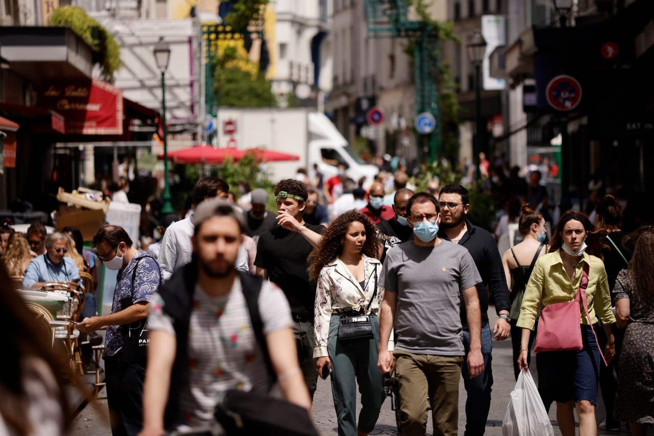 Luzowanie restrykcji w Europie. Francja i Włochy znoszą godzinę policyjną   