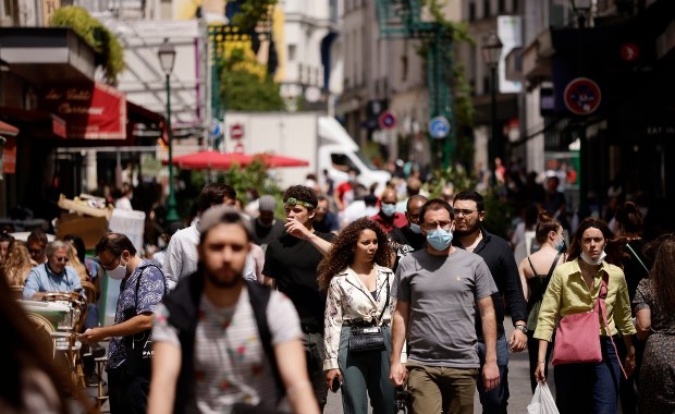 Luzowanie restrykcji w Europie. Francja i Włochy znoszą godzinę policyjną   