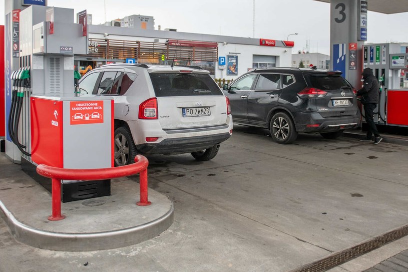 Lwia część aut jeżdżących po polskich drogach może być tankowana paliwem E10. Są jednak wyjątki /Łukasz Gdak /East News