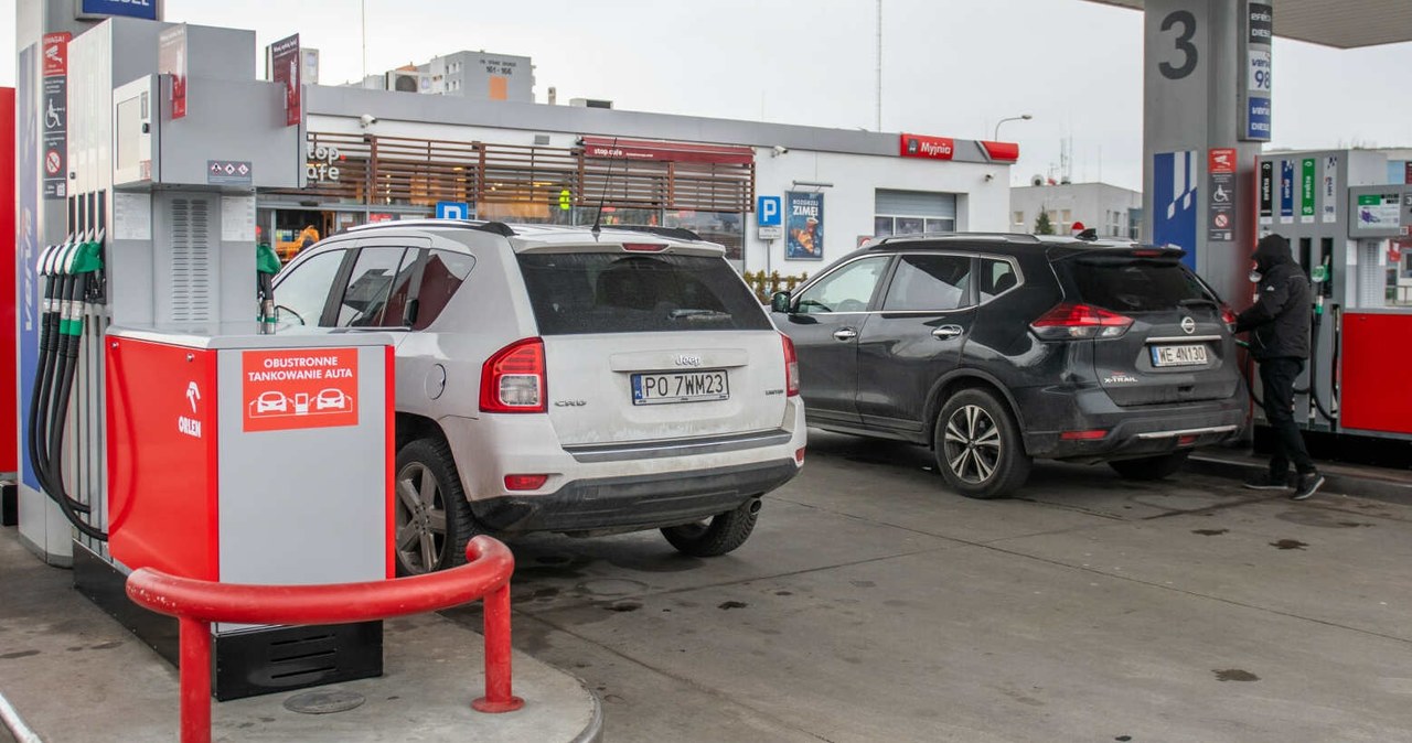 Lwia część aut jeżdżących po polskich drogach może być tankowana paliwem E10. Są jednak wyjątki /Łukasz Gdak /East News