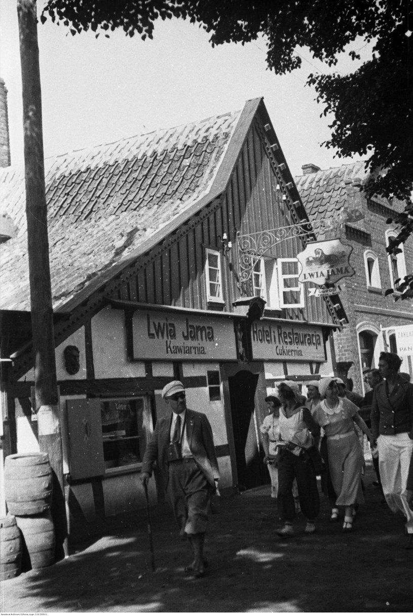 „Lwia Jama” – knajpka usytuowana w jednym z holenderskich domków w Helu. Stołował się w niej między innymi Juliusz Żuławski, rok 1933. Fot. Narodowe Archiwum Cyfrowe /materiały prasowe