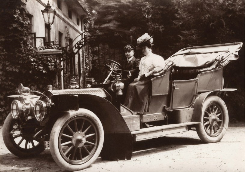 Lwów - 1922 r. Para w samochodzie marki Ford /Z archiwum Izy Wojciechowskiej /Agencja FORUM