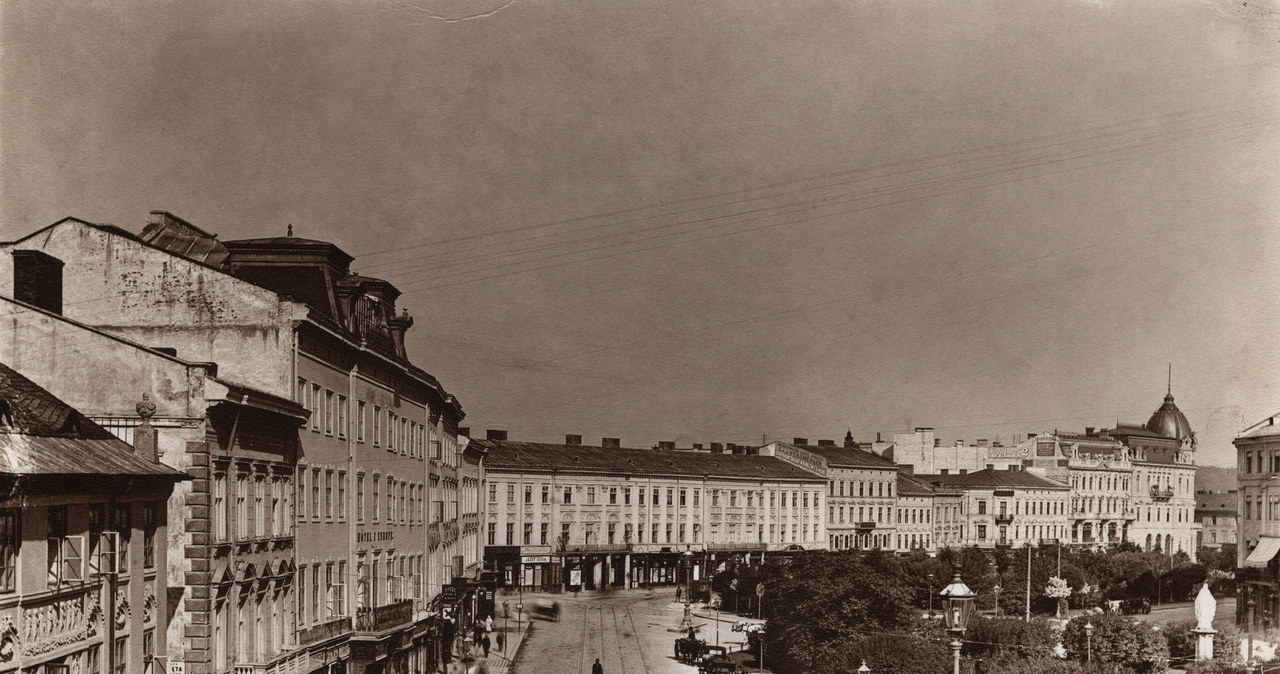 Lwów - plac Mariacki, fontanna z figurą Cudownej Matki Boskiej, w centrum stacja dorożek miejskich (fot. z ok. 1900 r.) /z archiw. Izy Wojciechowskiej /Agencja FORUM