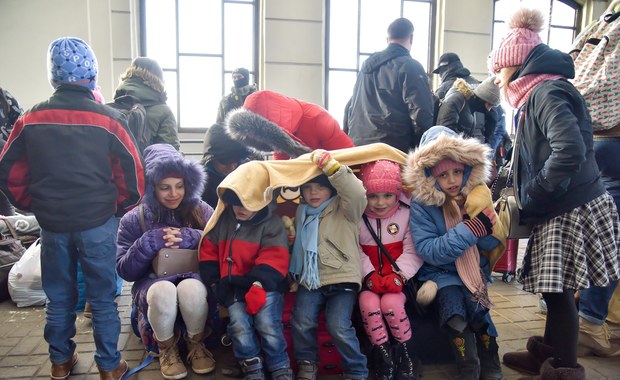 Lwów: Tłumy uchodźców na dworcu, brak wolnych pokojów
