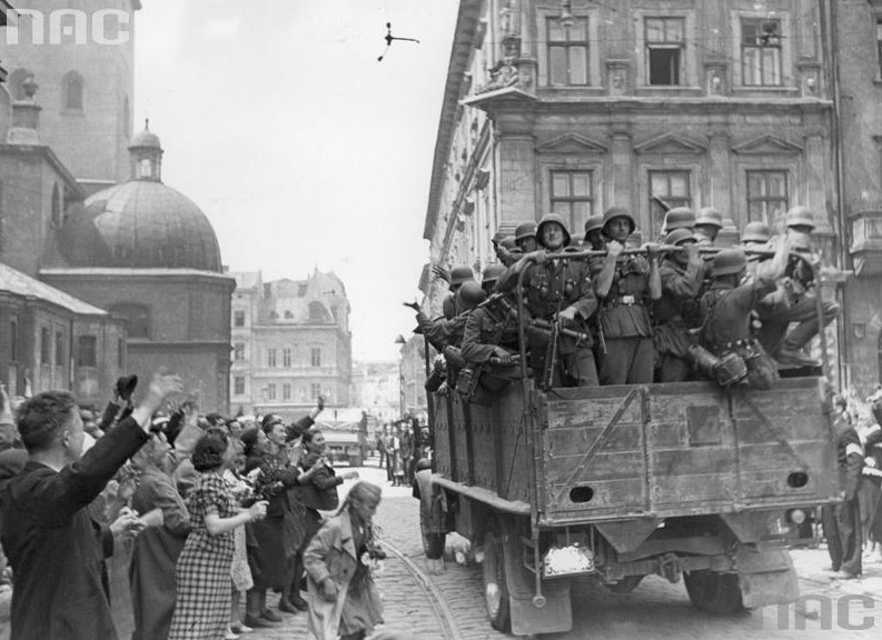 Lwów. Ukraińcy witają wkraczające do miasta wojsko niemieckie /Z archiwum Narodowego Archiwum Cyfrowego