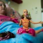 Łysa Barbie dla dzieci po chemioterapii