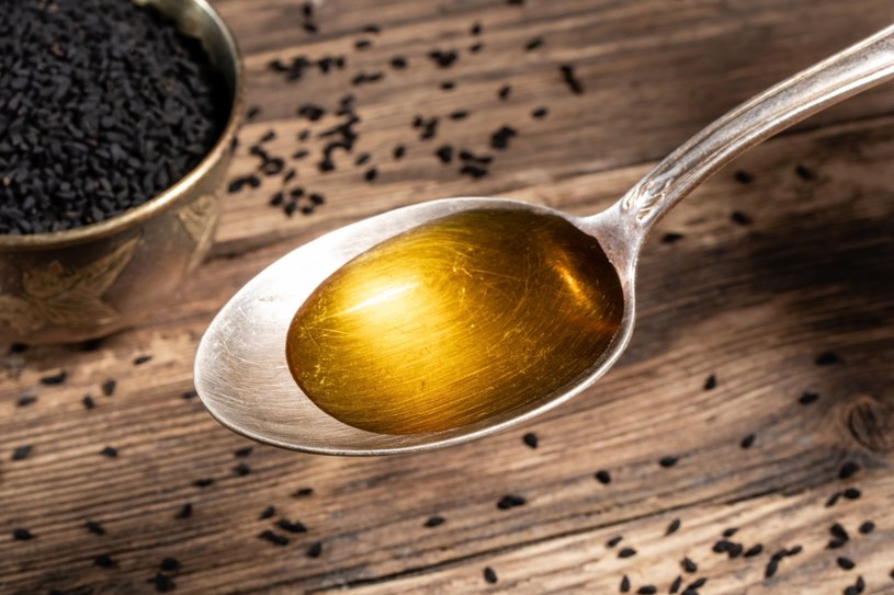Łyżeczka oleju z czarnuszki dziennie wzmocni odporność, pomoże obniżyć cholesterol i złagodzi stany zapalne /123RF/PICSEL