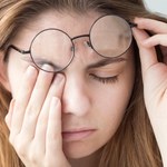 Łzawienie oczu może mieć różne przyczyny. Z tymi objawami koniecznie do lekarza