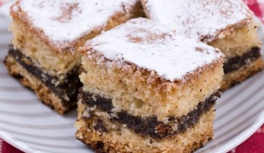 Lżejszy i delikatniejszy niż tradycyjne makowce. Puszyste ciasto z wilgotną masą robi się prosto