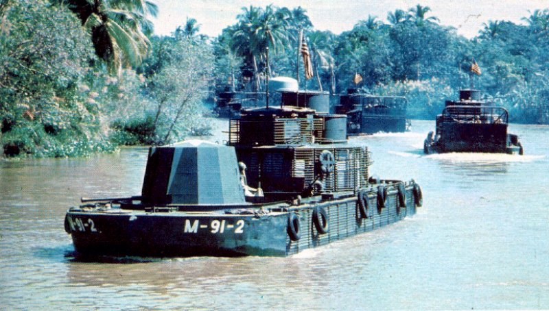M-91-2, jeden z pierwszych monitorów rzecznych wysłanych do Wietnamu. Pierwsza seria była uzbrojona w działko 40mm. W tle jednostki typu ATC(H) wyposażone w lądowisko /Wikimedia Commons /INTERIA.PL/materiały prasowe