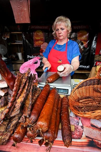 M.in. kiełbasa sucha krakowska na straganie w Rynku Głównym w Krakowie. Fot. Szymon Blik /Reporter