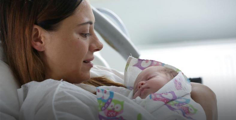 "M jak miłość": Iza jest biologiczną matką małej Mai, teraz zostanie także mamą Szymka! /MTL Maxfilm