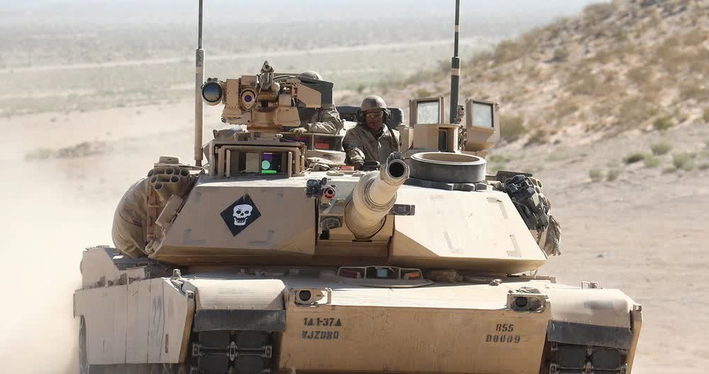 M1A2 Abrams jest wyposażony w bardziej rozwiniętą optykę i systemu komunikacji, pozwalając na sprawniejsze rozeznanie w sytuacji bitwy /U.S. Army Tank-automotive and Armaments Command /domena publiczna