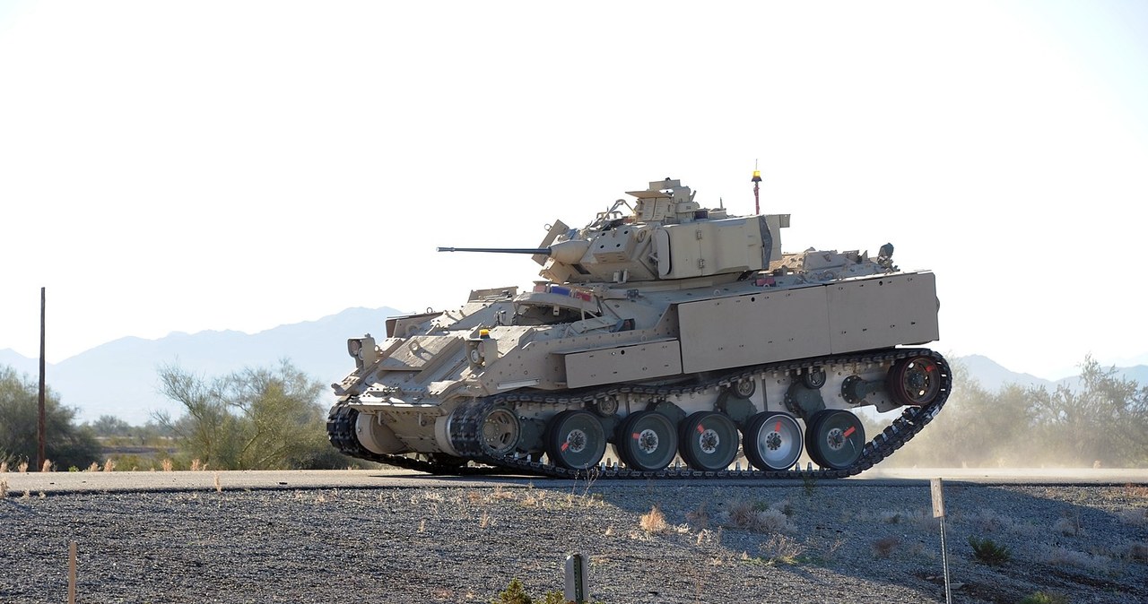 M2 Bradley z eksperymentalnym napędem, który ma wejść na wyposażenie XM30. Wóz ma wejść do służby w 2029 roku. Obecny koszt ostatniej fazy projektowania między General Dynamics a Rheinmetall opiewa na 1,6 miliarda dolarów. /Mark Schauer /Wikimedia