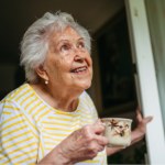 Ma 10 razy więcej wapnia niż zwykłe mleko. Seniorzy powinni pić regularnie