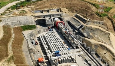 Ma 114 metrów długości i waży 4400 ton. Karpatka drąży kluczowy tunel