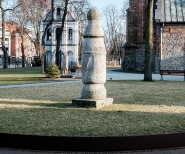 Ma 872 lata i stoi na dawnym cmentarzu. To najstarszy znak drogowy w Polsce