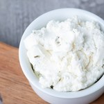 Ma dużo białka, ale mniej kalorii niż serek wiejski i skyr. Jedz, by wzmocnić stawy i gdy się odchudzasz