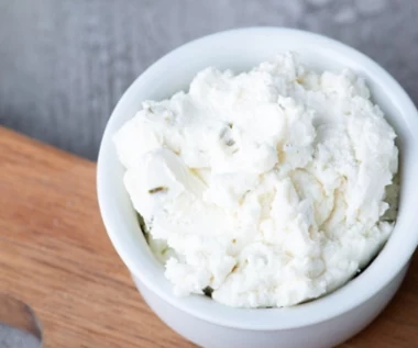 Ma dużo białka, ale mniej kalorii niż serek wiejski i skyr. Jedz, by wzmocnić stawy i gdy się odchudzasz