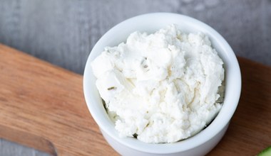 Ma dużo białka, ale mniej kalorii niż serek wiejski i skyr. Jedz, by wzmocnić stawy i gdy się odchudzasz