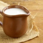 kefir Ma mniej kalorii od jogurtu i zdrowsza. Poprawia pracę jelit, syci i pomaga schudnąć