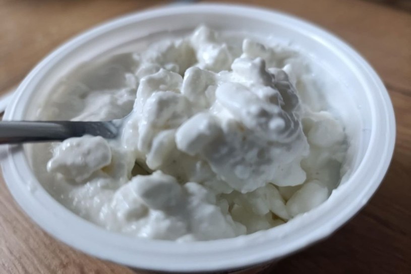 Ma mniej niż 100 kcal. Zmniejsza ryzyko osteoporozy, nie idzie w boczki 