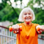 Ma ponad 60 lat i ćwiczy z lekkimi hantlami. Ten trening ramion robi wrażenie