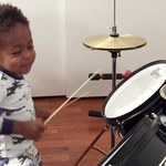Ma ponad roczek i gra na perkusji
