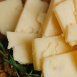 Ma więcej wapnia i witaminy B niż zwykły ser. Seniorzy i osoby pracujące fizycznie powinni jeść regularnie