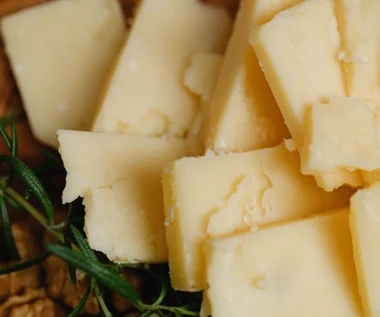 Ma więcej wapnia i witaminy B niż zwykły ser. Seniorzy i osoby pracujące fizycznie powinni jeść regularnie