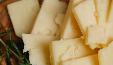 Ma więcej wapnia i witaminy B niż zwykły ser. Seniorzy i osoby pracujące fizycznie powinni jeść regularnie