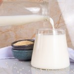 Ma więcej wapnia niż krowie mleko. Pij na czczo, by wzmocnić stawy i podkręcić metabolizm