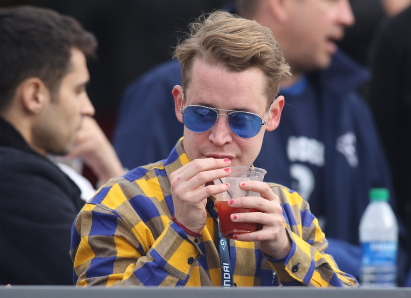 Macaulay Culkin popija napój podczas meczu /Splash News /East News