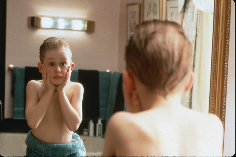 Macaulay Culkin w filmie "Kevin sam w domu" (1990) / Twentieth Century Fox Film Corporation. All rights reserved /Polsat /materiały prasowe