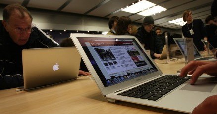 MacBook przyciąga uwagę - tego nie można mu odmówić. /AFP
