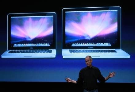 MacBook (z lewej) oraz MacBook Pro - nowe modele notebooków Apple /AFP