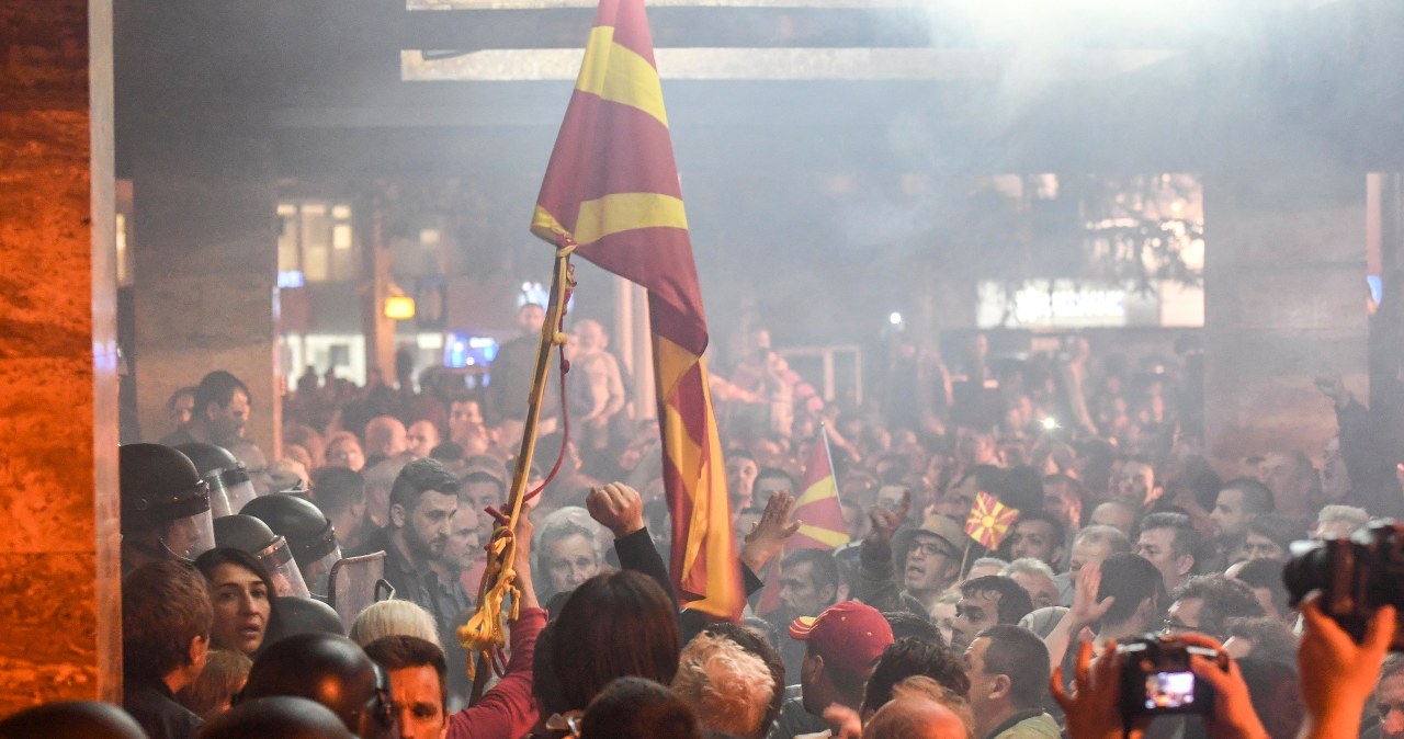 Macedonia: Demonstracje przed parlamentem, policja użyła granatów hukowych