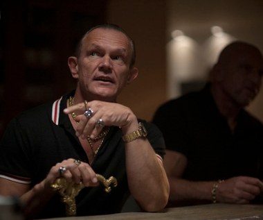 Machulski zapowiedział, że będzie to komedia kryminalna, której akcja toczyć się będzie współcześnie, ale bardzo ważne będą historyczne retrospekcje - m.in. do wieku XIV, XVI, XX - i tylko w tych historycznych wątkach "będą trupy".