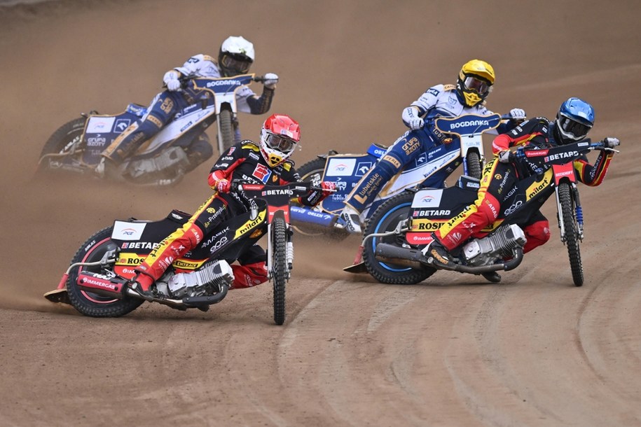 Maciej Janowski (kask czerwony) i Francis Gusts (niebieski) z Betard Sparty Wrocław oraz Jack Holder (biały) i Bartosz Zmarzlik (żółty) z Orlen Oil Motoru Lublin podczas meczu żużlowej Ekstraligi, 9 sierpnia 2024 r.m. /Maciej Kulczyński /PAP