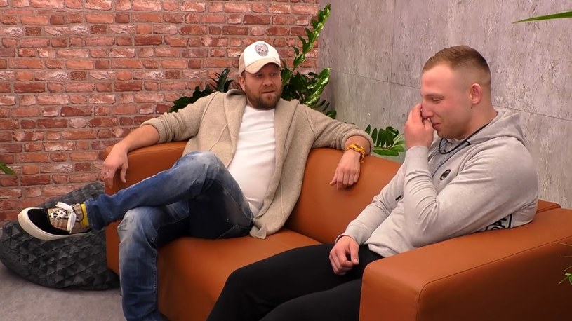 Maciej Kawulski wyjaśnia Adrianowi Bartosińskiemu, że nie wystąpi w finale "Tyko Jeden" /Polsat