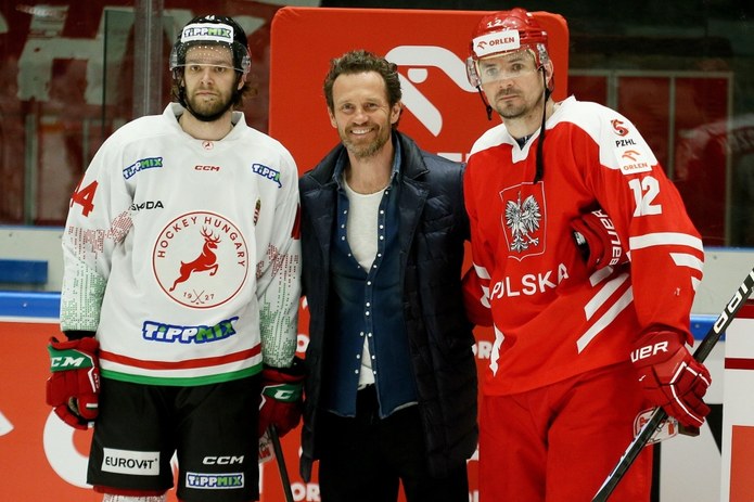 Maciej Kruczek (P) i Wegier Nandor Fejes (L) pozują do zdjęcia z byłym hokeistą reprezentacji Polski i ligi NHL Mariuszem Czerkawskim (C). Zdjęcie z kwietnia 2023 roku /Zbigniew Meissner /PAP