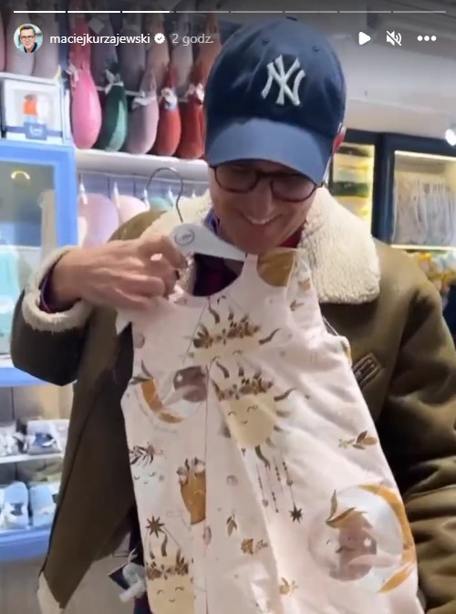Maciej Kurzajewski kupuje ubranka dla wnuczki /@maciejkurzajewski /Instagram