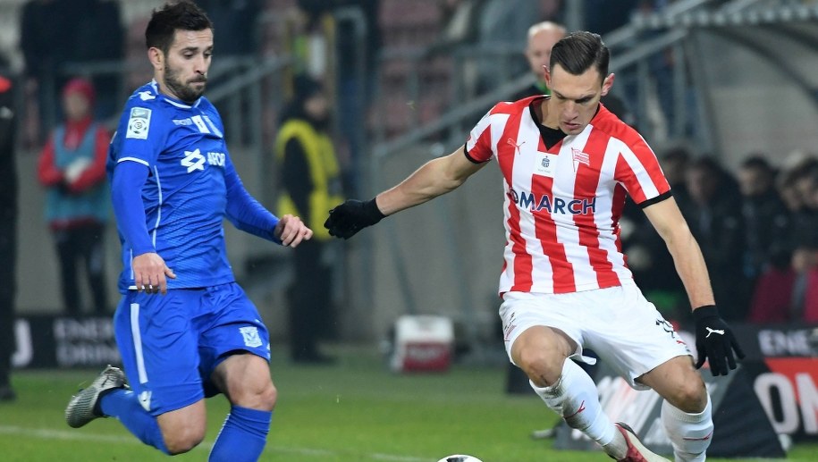 Maciej Makuszewski (po lewej) i Damian Dąbrowski (po prawej) podczas meczu Cracovia - Lech Poznań /	Jacek Bednarczyk   /PAP