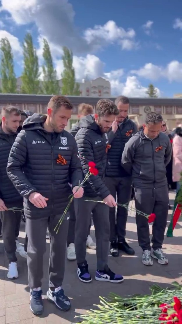 Maciej Rybus déposant des fleurs devant le monument du Parc de la Victoire à Kazan /@fcrk / X (écran) /