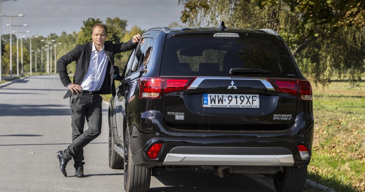 Maciej Stuhr i Mitsubishi Outlander PHEV /Informacja prasowa