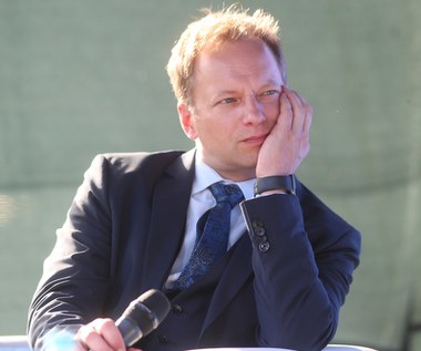 Maciej Stuhr nie kryje się ze swoimi politycznymi poglądami. W rozmowie z Magazynem TVN 24 wyjaśnił, że płaci cenę za swoje zaangażowanie w kwestie polityczne. "Na pewno dostaję mniej propozycji, za którymi stoją państwowe pieniądze. Ludzie boją się skalać zatrudnieniem tego wichrzyciela i lewaka" - powiedział.