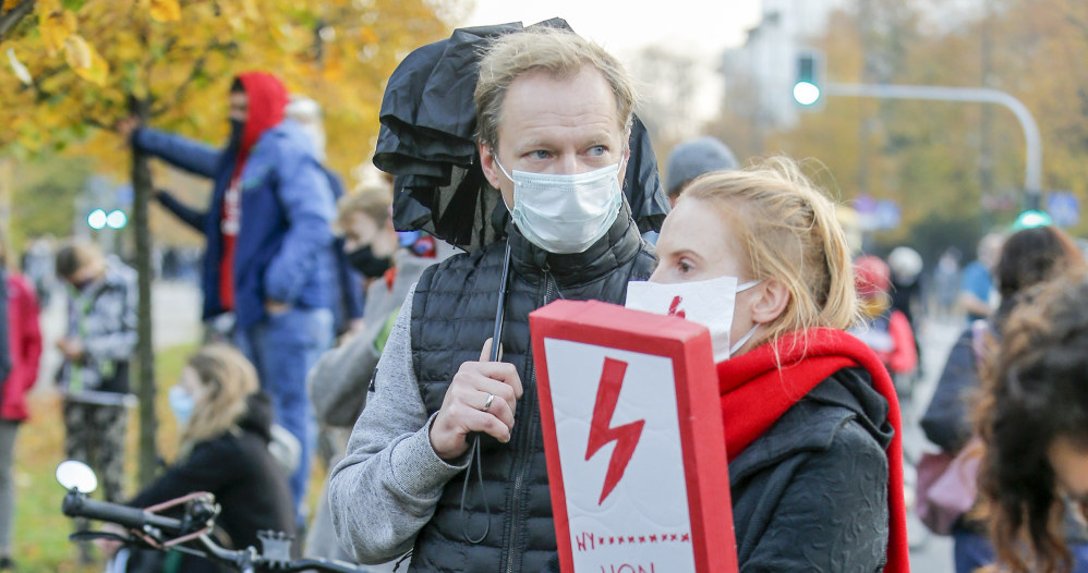 Maciej Stuhr razem z żoną Katarzyną Błażejewską-Stuhr na proteście kobiet w Warszawie /Podlewski /AKPA