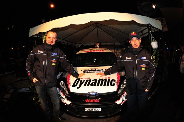 Maciej Szczepanik i Michał Kościuszko przed swoim nowym samochodem &nbsp; /fot. Dynamic World Rally Team /poboczem.pl