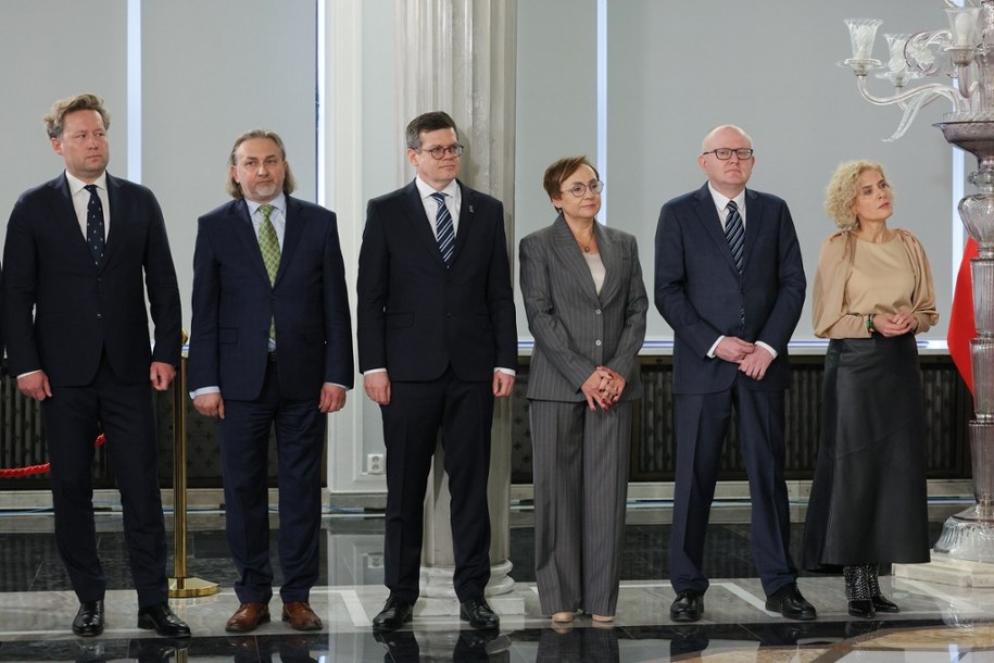 Maciej Taborowski, Dariusz Szostek, Krystian Markiewicz, Anna Korwin-Piotrowska, Marcin Dziurda i Magdalena Bentkowska podczas ślubowania w Sejmie /Paweł Supernak /PAP